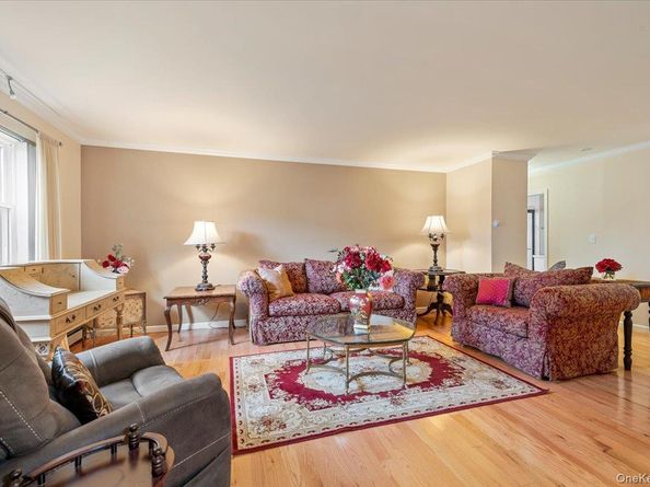 210 Westend Avenue 8B, Freeport NY 11520