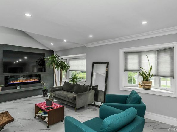 238 Parkside Drive, Roslyn Heights NY 11577