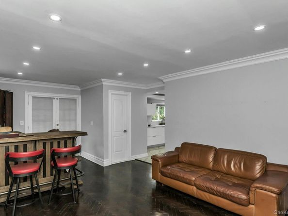 238 Parkside Drive, Roslyn Heights NY 11577