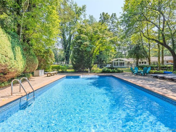 34 Cherry Lane E, Syosset NY 11791