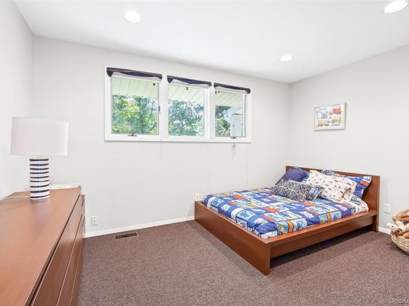 34 Cherry Lane E, Syosset NY 11791
