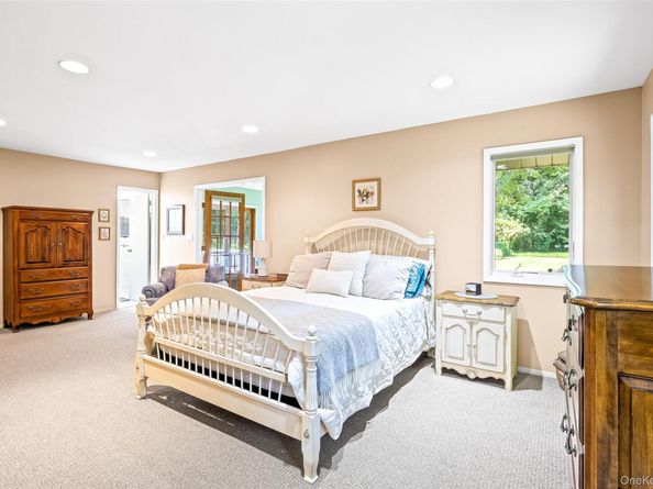 34 Cherry Lane E, Syosset NY 11791