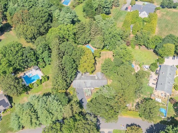 34 Cherry Lane E, Syosset NY 11791