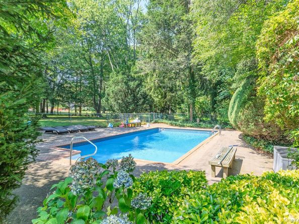 34 Cherry Lane E, Syosset NY 11791