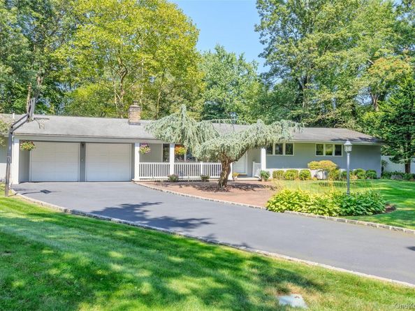 34 Cherry Lane E, Syosset NY 11791