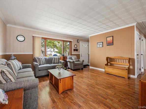 225 Granada Parkway, Lindenhurst NY 11757