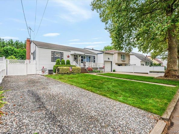 225 Granada Parkway, Lindenhurst NY 11757