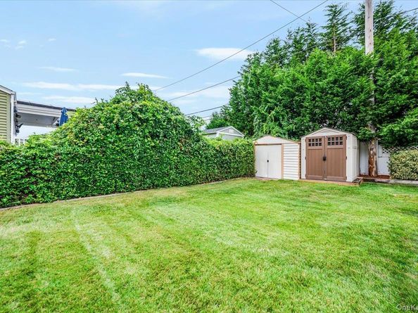 225 Granada Parkway, Lindenhurst NY 11757