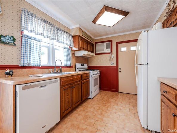 225 Granada Parkway, Lindenhurst NY 11757