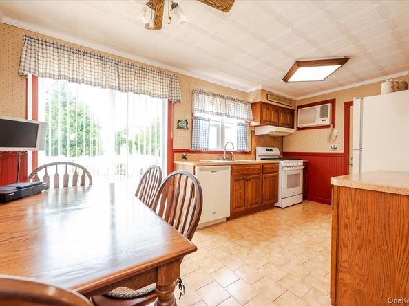 225 Granada Parkway, Lindenhurst NY 11757