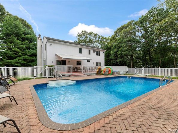 10 Sandalwood Court, Hampton Bays NY 11946