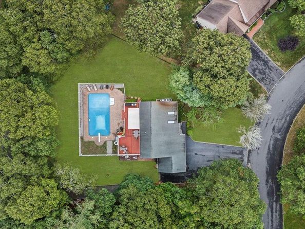10 Sandalwood Court, Hampton Bays NY 11946