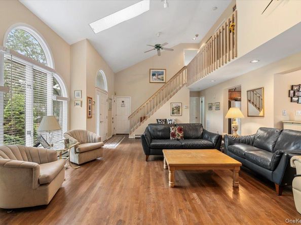 10 Sandalwood Court, Hampton Bays NY 11946