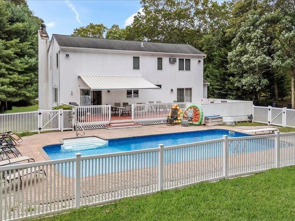 10 Sandalwood Court, Hampton Bays NY 11946