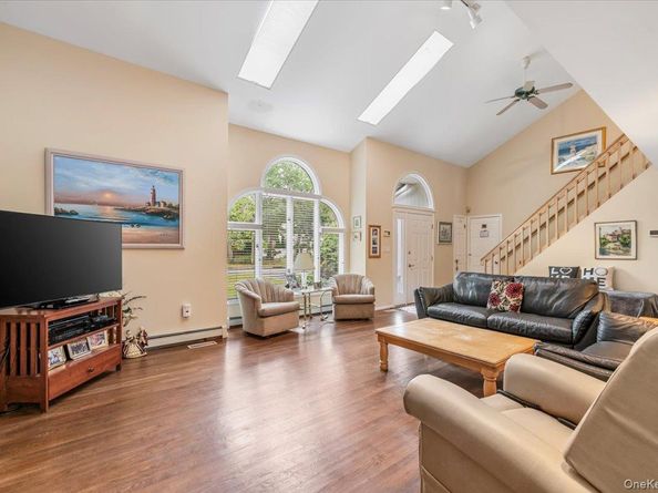 10 Sandalwood Court, Hampton Bays NY 11946