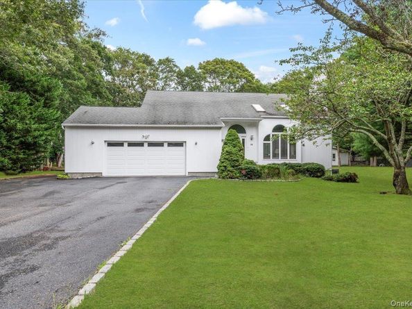 10 Sandalwood Court, Hampton Bays NY 11946