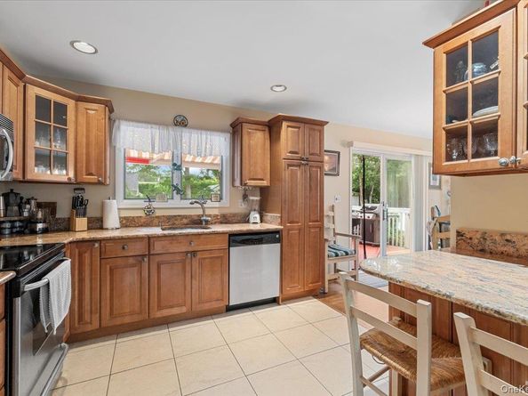 10 Sandalwood Court, Hampton Bays NY 11946