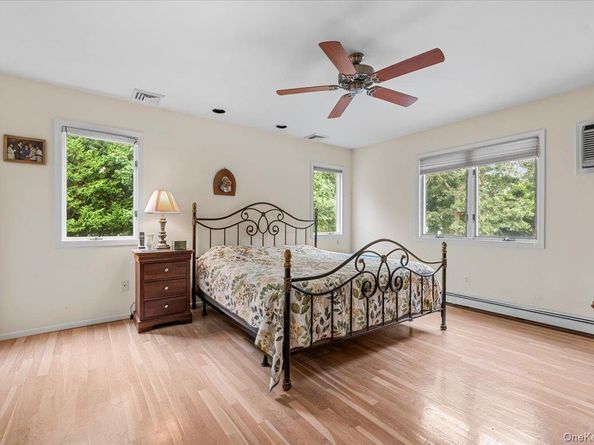 10 Sandalwood Court, Hampton Bays NY 11946