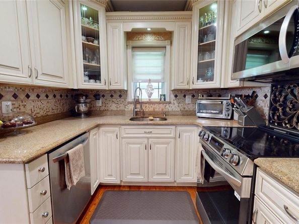 14 Plymouth Street, New Hyde Park NY 11040