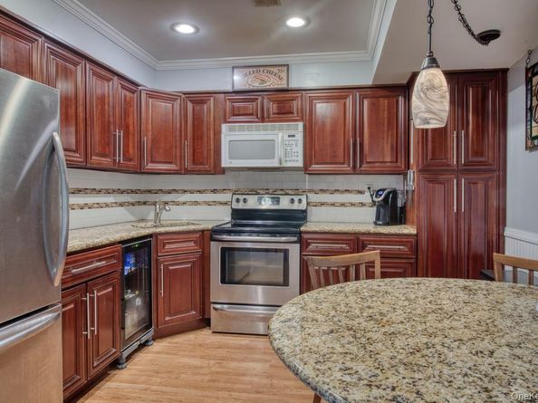 61 W Tiana Road 6, Hampton Bays NY 11946