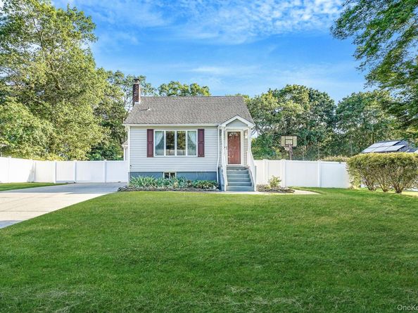 6 Cedar Oaks Avenue, Farmingville NY 11738