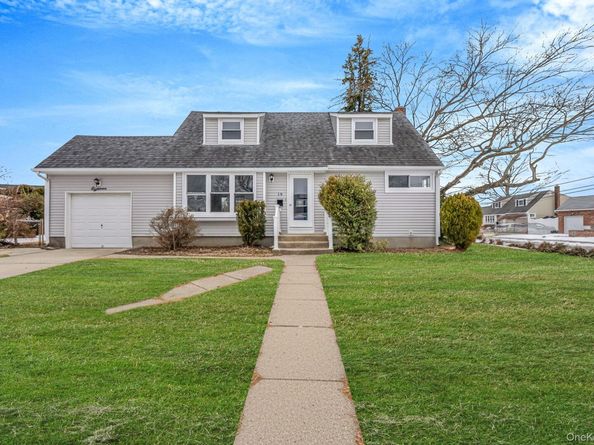 18 Oakdale Place, Massapequa Park NY 11762