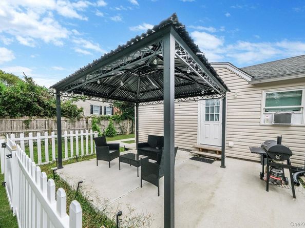 62 Bayside Avenue, Amity Harbor NY 11701