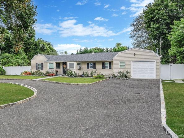 62 Bayside Avenue, Amity Harbor NY 11701