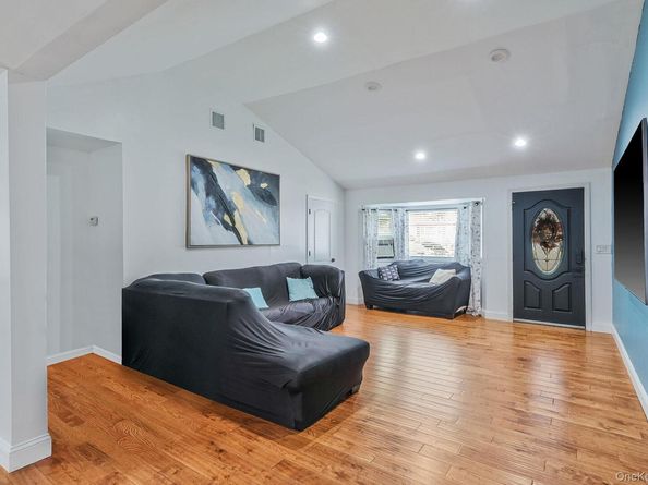 62 Bayside Avenue, Amity Harbor NY 11701