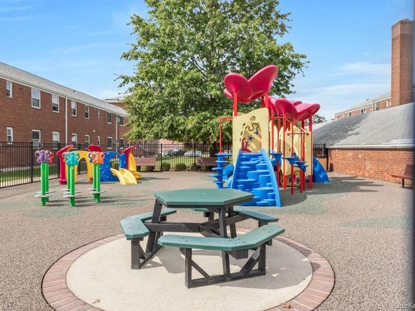 73-20 263rd Street G, Glen Oaks NY 11004