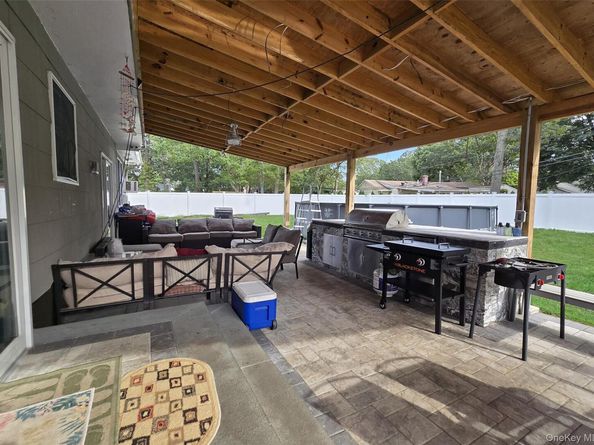 10 Hyde Lane, Coram NY 11727