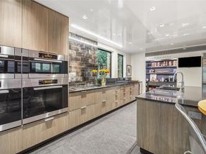 7 Folie Court, Manhasset NY 11030