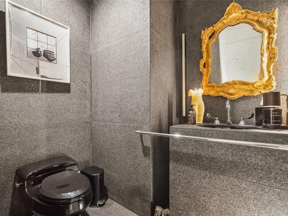 7 Folie Court, Manhasset NY 11030