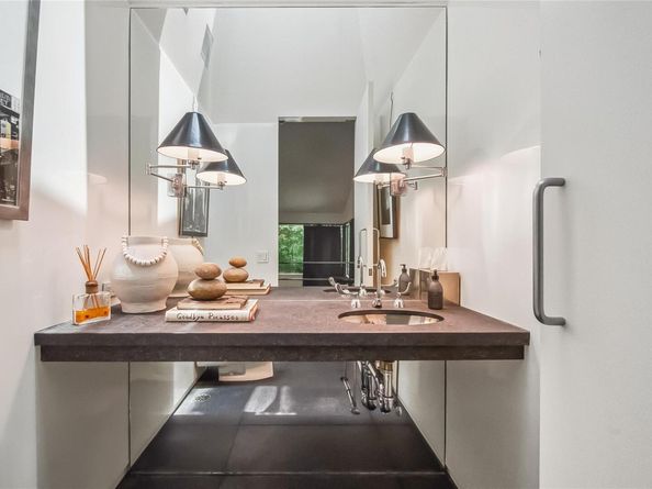 7 Folie Court, Manhasset NY 11030