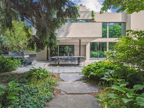 7 Folie Court, Manhasset NY 11030