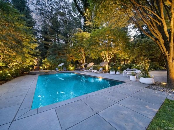 7 Folie Court, Manhasset NY 11030