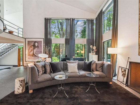 7 Folie Court, Manhasset NY 11030