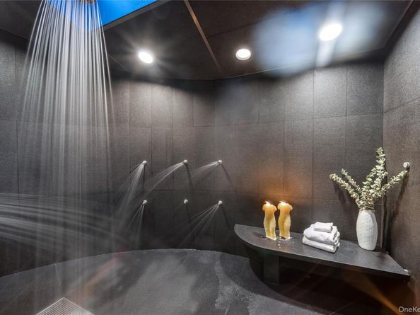 7 Folie Court, Manhasset NY 11030