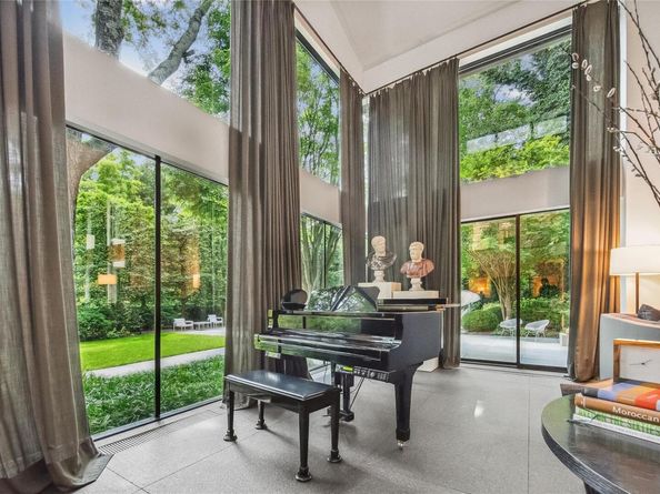 7 Folie Court, Manhasset NY 11030