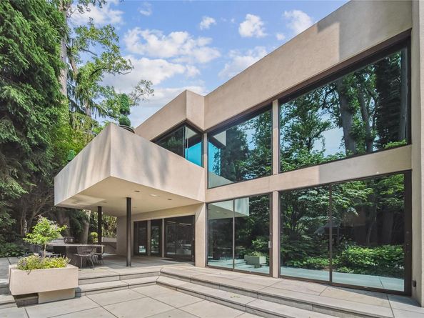 7 Folie Court, Manhasset NY 11030