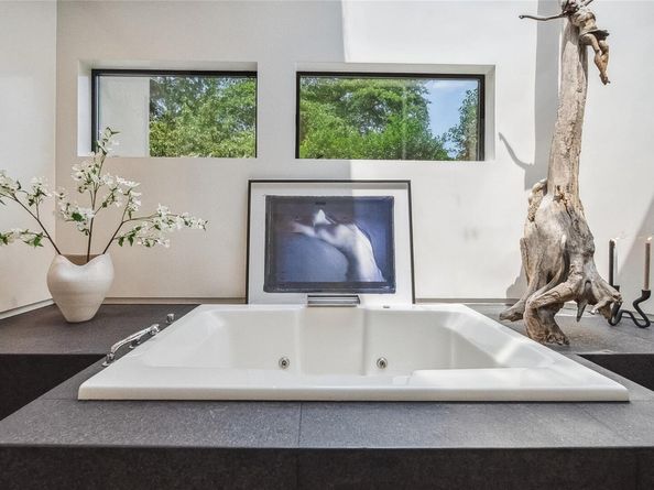 7 Folie Court, Manhasset NY 11030