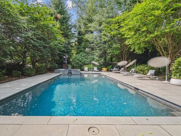 7 Folie Court, Manhasset NY 11030