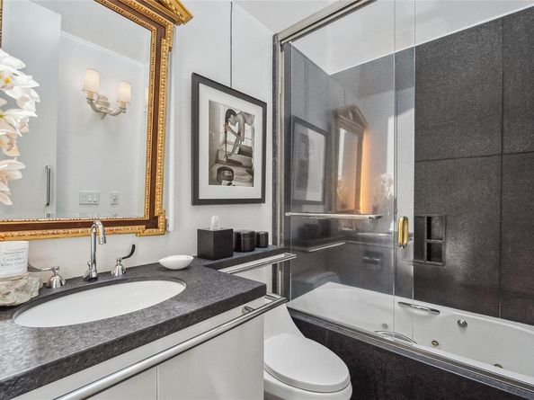 7 Folie Court, Manhasset NY 11030