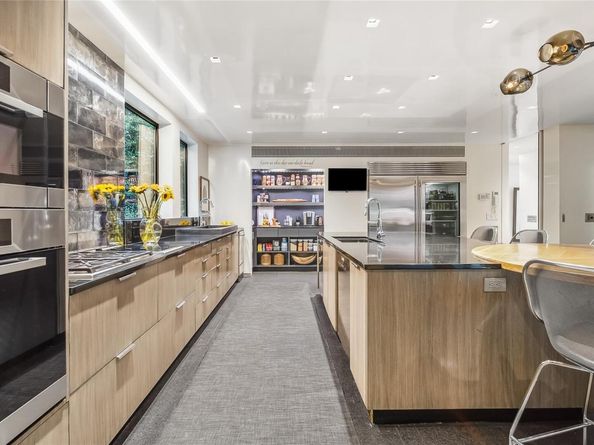 7 Folie Court, Manhasset NY 11030