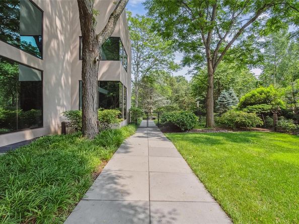 7 Folie Court, Manhasset NY 11030