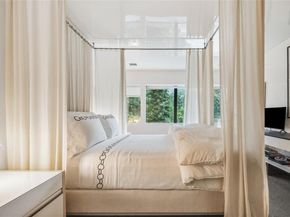 7 Folie Court, Manhasset NY 11030