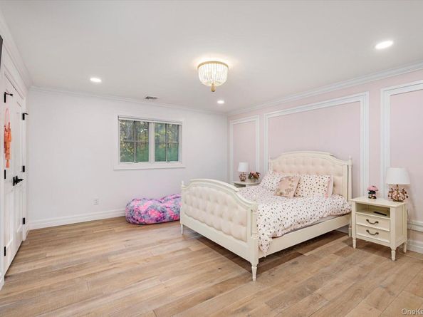 7 Barrington Place, Melville NY 11747