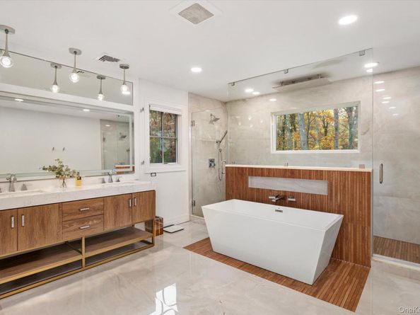 7 Barrington Place, Melville NY 11747