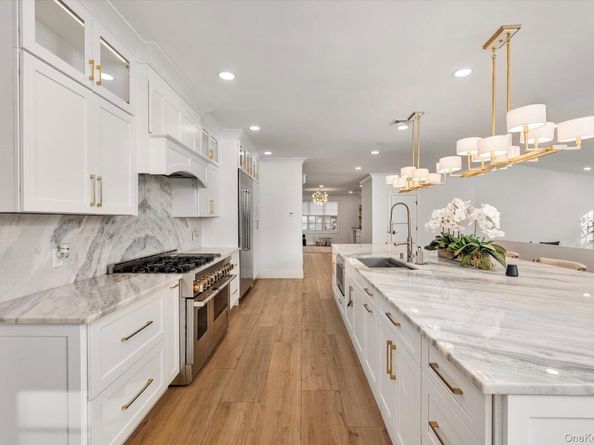 7 Barrington Place, Melville NY 11747