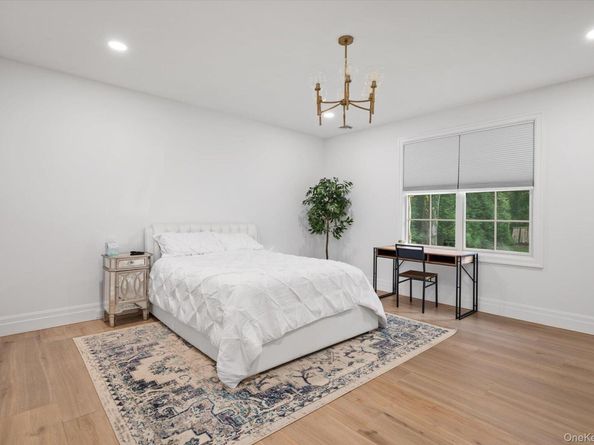 7 Barrington Place, Melville NY 11747